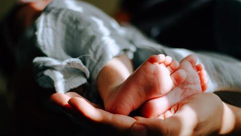 Νεογέννητο βρέθηκε εγκαταλελειμμένο σε φρεάτιο - το έσωσε μια αγέλη από γάτες